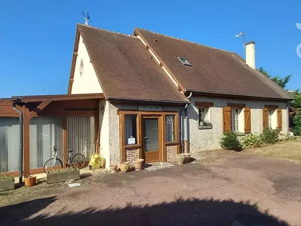 A VENDRE à MONT PRES CHAMBORD, maison composée de 4 chambres + 1 bureau