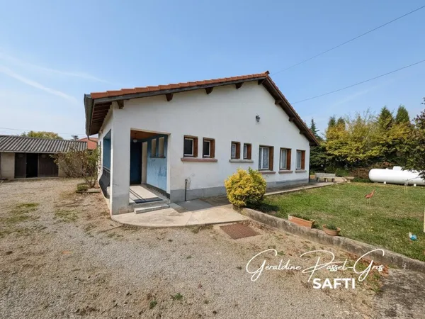 Maison de plain-pied des années 60 à rénover sur un terrain clos de 800 m² et double garage.