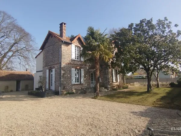 Maison meulière rénovée 155 m² /dépendances / terrain arboré