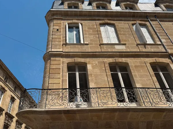 Bordeaux Grosse Cloche: grand T3 dernier étage