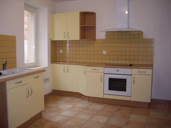 APPARTEMENT AVEC UNE TERRASSE ET PLACE DE PARKING A 10 KM
