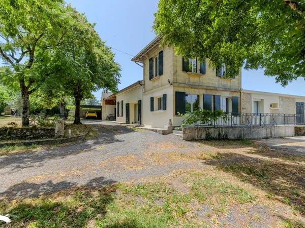 Maison en pierre de 8 pièces principales