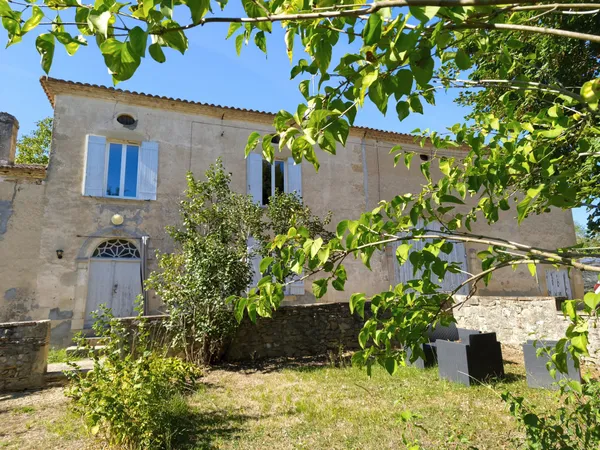 Maison en pierre avec dépendances et vaste terrain