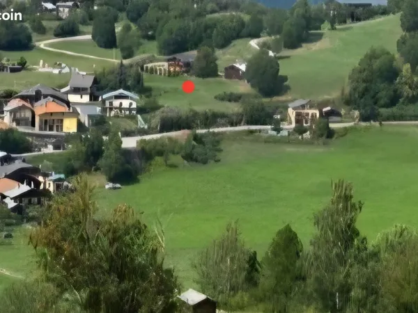 Exceptionnel : terrain constructible de 1268 m2, déjà viabilisé, très facile d'accès, vue dégagée su