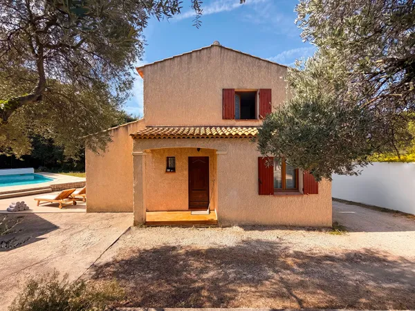 Superbe maison de 149 m² avec piscine et dépendance au calme à Mimet