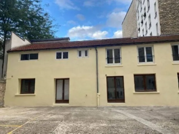 Bureaux « comme une maison » en fond de cour