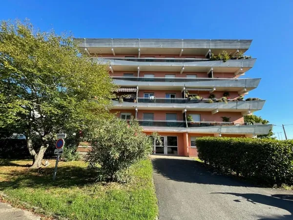 Lormont, proche polyclinique Bordeaux Rive Droite et centre commercial , studio 2ème étage vendu lou