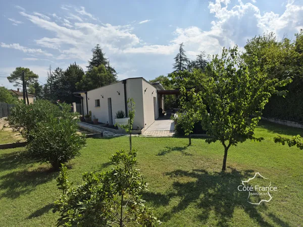 Maison très récente et de plain-pied à AUBENAS, avec beau te