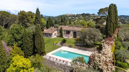 Villa 9 pièces 380 m²