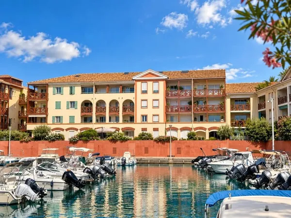 PORT FRÉJUS - STUDIO AVEC CHAMBRE FERMÉE, TERRASSE ET VUE SUR LE PORT