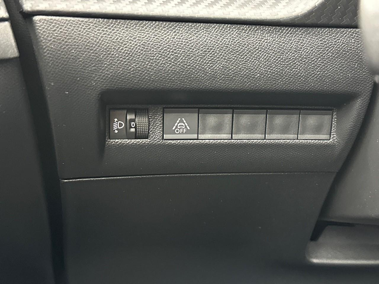 Peugeot 208 puretech 75 s&s bvm5 like — photo 16