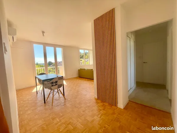 T3 traversant avec vue château, 2 balcons, climatisation, garage et cave - à deux pas du centre-vill