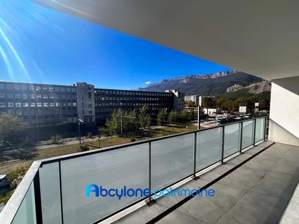 Superbe T3 avec balcon d'angle plein Sud et vue dégagée sur