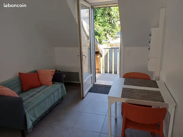 Appartement meublé 27m2 entièrement rénové-centre de Loué1 chambre-centre de Loué