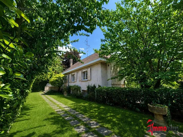 Villa plain-pied centre Saint-Louis 190m2 avec piscine intérieure