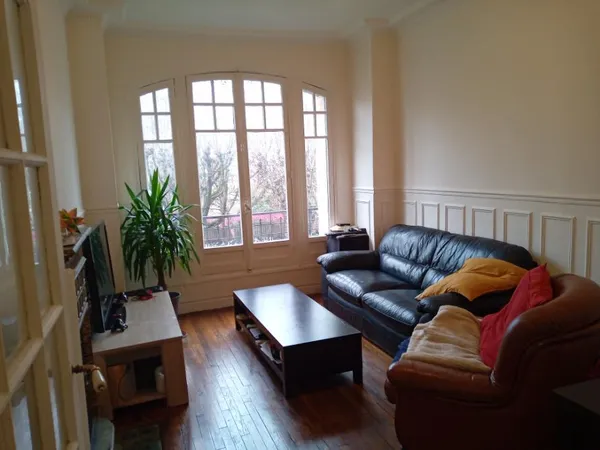 Appartement 3 pièces de 53 m² refait à neuf, vue sur le parc Charles de Gaulle, à 160 m de la gare