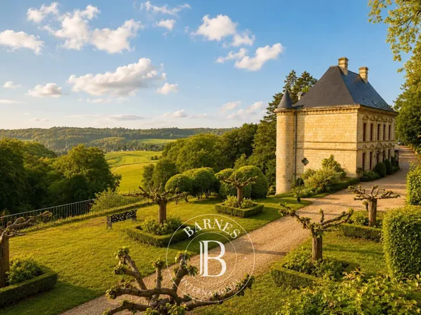 SOISSONS - VASSENS - Château du XIXe siècle et son domaine de 21,5 hectares, trois demeures