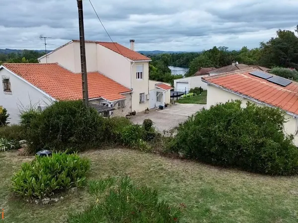 Maison familiale avec dépendances, vaste terrain et vue dégagée sur le Lot