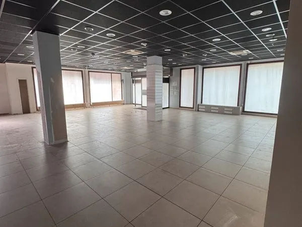 PLATEAU COMMERCE OU BUREAU - HYPER CENTRE - 180 m²