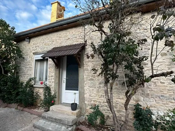 BUXIERES SUR ARCE MAISON EN PIERRE 130m2 HABITABLES avec TERRAIN 235m2 et PISCINE