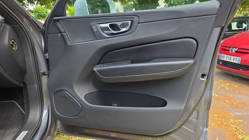 Volvo XC60 2.0 D4 190 Geartronic8 - R-Design – 2018 – 152000 km – Diesel – Boîte Automatique — photo 48