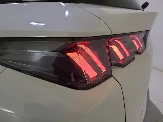Peugeot 5008 hybrid 145 e-dcs6 — photo 17