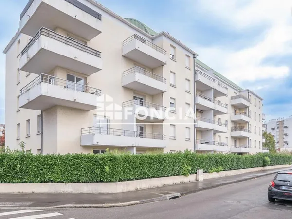 Studio Meublé avec terrasse et place de parking privative