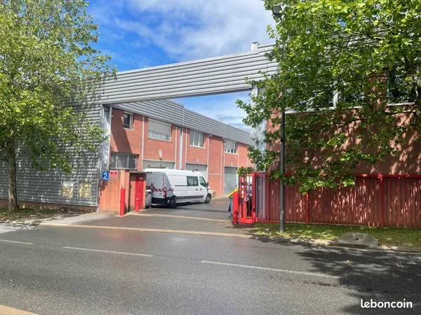 LOCAL D'ACTIVITÉ / ENTREPÔT À LOUER - 140m²