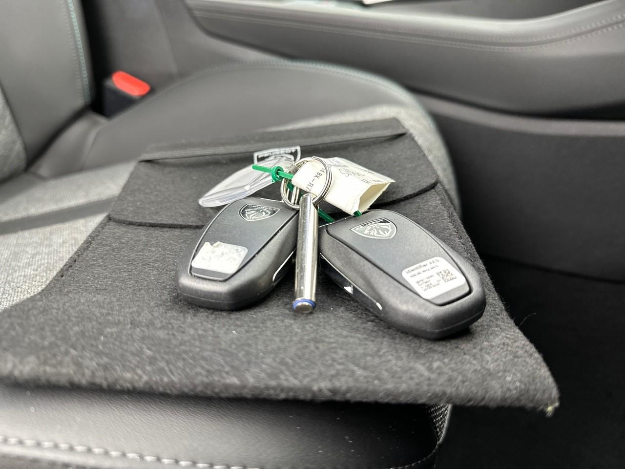 Peugeot 408 phev 180 e-eat8 allure pack — photo 33