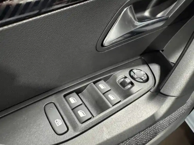 Peugeot 2008 electrique 50 kwh 136 ch — photo 79