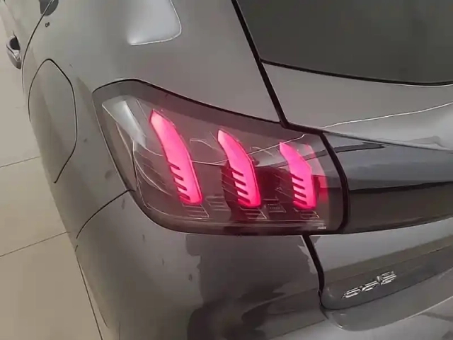 Peugeot 208 puretech 100 s&amp;s eat8 — photo 41