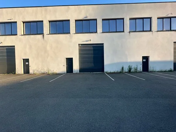 Local commercial avec bureaux climatisés à louer