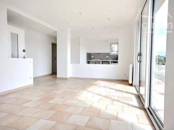 A LOUER - APPARTEMENT T4 avec TERRASSE / TOUTES CHARGES COMPRISES