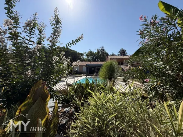 LA FORCE : Maison de 185 m² avec 5 chambres, jardin et piscine.