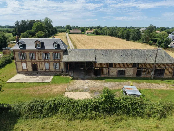 Ensemble de caractère avec 3,7 hectares de terrain