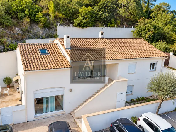 SOLLIÈS-TOUCAS VILLA CONTEMPORAINE DE 220 M2 AU COEUR D'UN