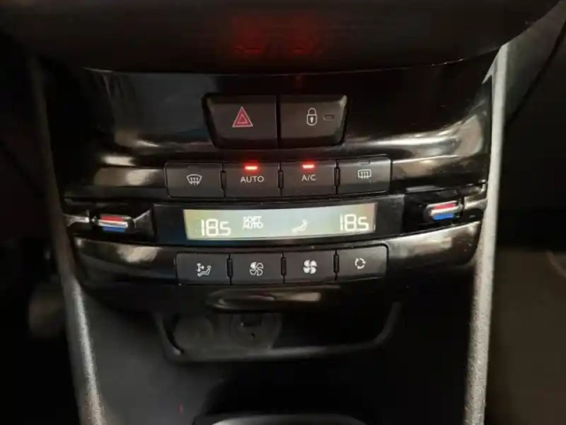 Peugeot 208 1.2  82 allure 5p gps / clim auto / régulateur — photo 15