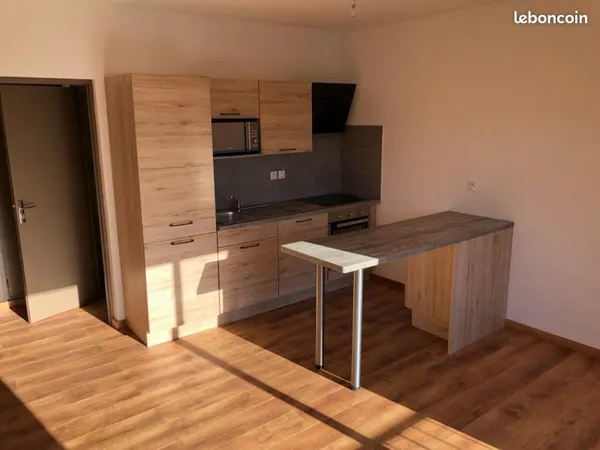 T2 rénové avec goût et balcon au calme — Marseille 5e (Camas / Chave)