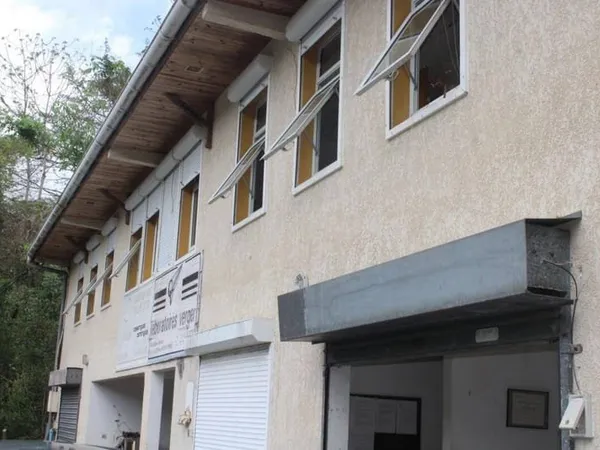 Local commercial 8 pièces 247 m²