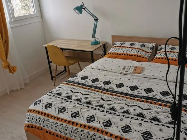 Belle Chambre jaune dans un bel appartement