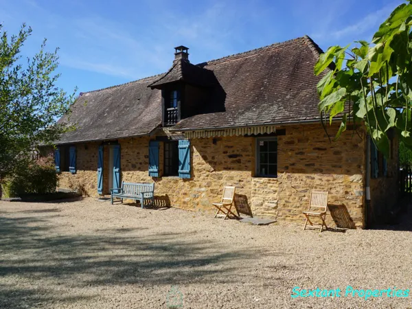 Charmant ensemble immobilier avec deux maisons et piscines au coeur du Périgord vert.