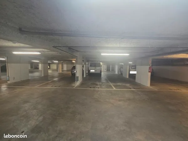 Place de parking - Paris 18 - Quartier Chapelle/Gare du Nord/Stalingrad