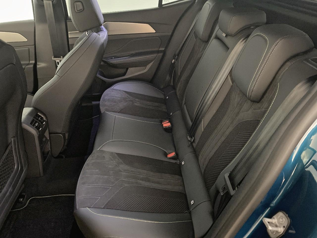 Peugeot 408 hybrid 145 e-dcs6 gt — photo 10