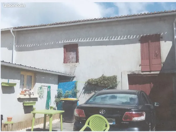 Deux maisons reliées entre elles par une annexe