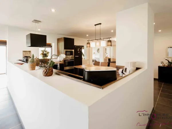 SAINTE-COLOMBE - APPARTEMENT DE TYPE 7 : 5 CHAMBRES, BALCON, GRENIERS, GARAGE ET PARKING