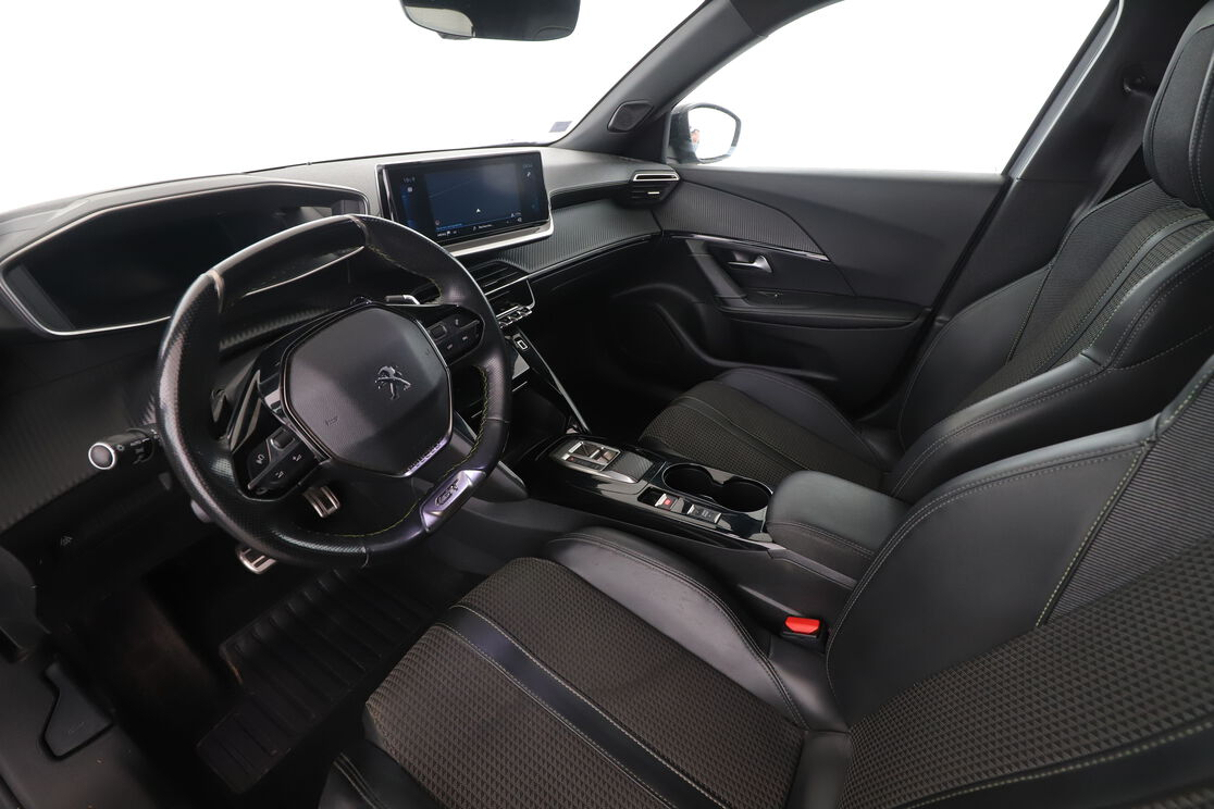 Peugeot 2008 1.2 PureTech GT EAT8 — photo 10