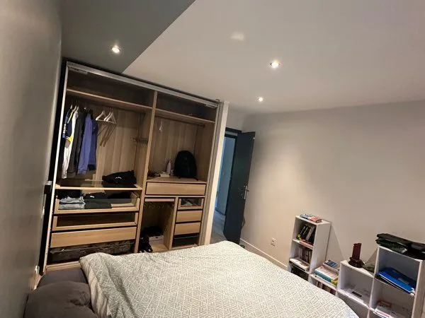 Room in house - chambre dans une maison
