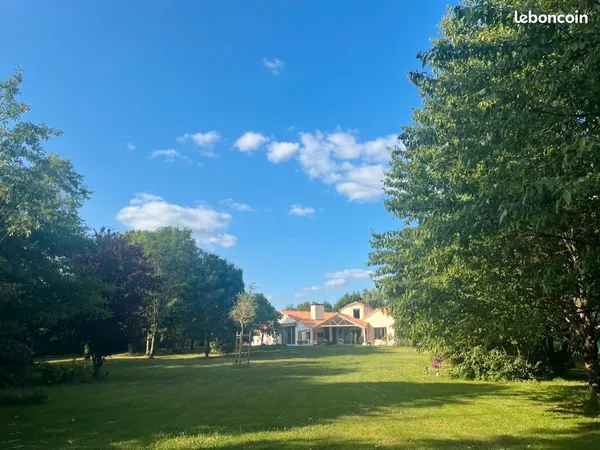 Villa d'architecte avec parc arboré et piscine