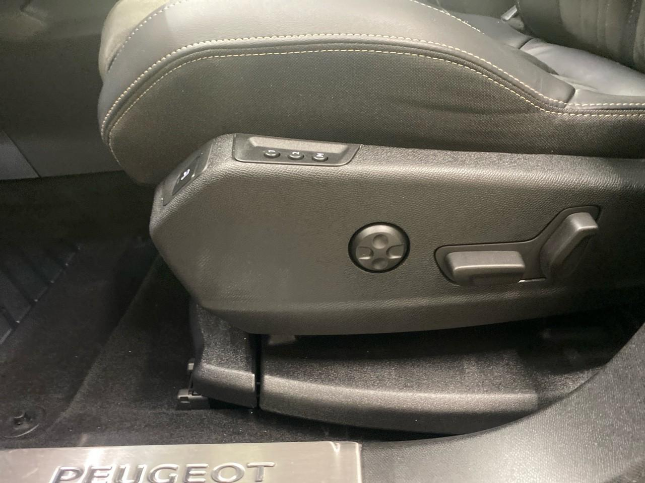 Peugeot 3008 hybrid4 300 e-eat8 gt pack — photo 35