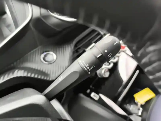 Peugeot 2008 puretech 100 s&amp;s bvm6 allure — photo 18